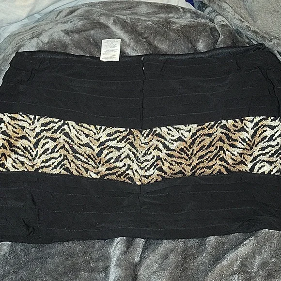 Women's Plus Size Beautiful skirt. Worn once excellent condition 👌 Size 18 W - Picture 3 of 6